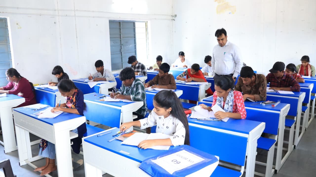 పదవ తరగతి పరీక్షా కేంద్రాల తనిఖీ  జిల్లా కలెక్టర్ సందీప్ కుమార్ ఝా